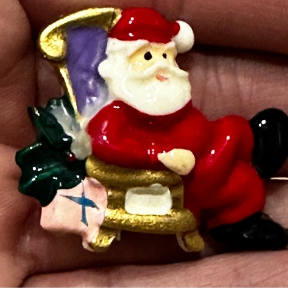 Vintage Santa Brooch Pin Molded Plastic Sitting In A Chair Christmas - Picture 8 of 8